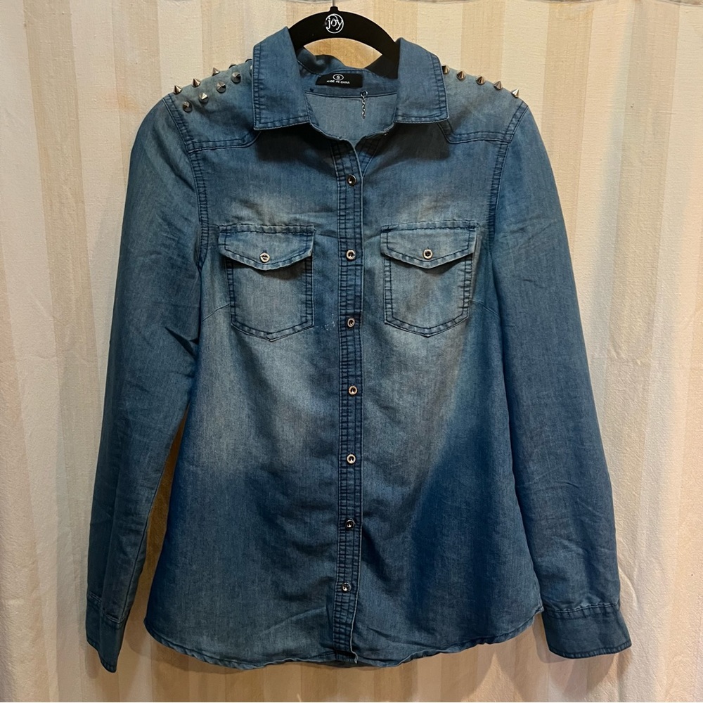 Studded shoulder lightweight button up